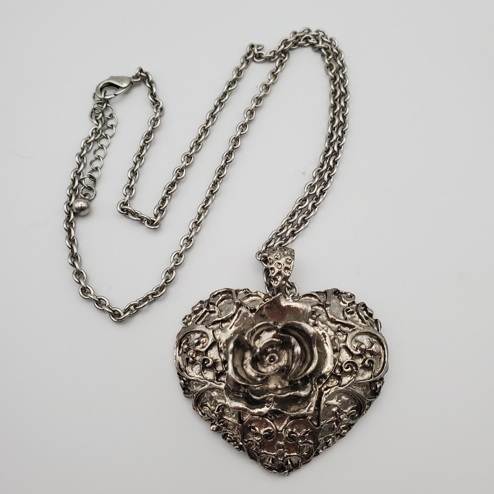 Large Chunky Textured Ornate Silver Rose Heart Pendant Chain Necklace Hollow